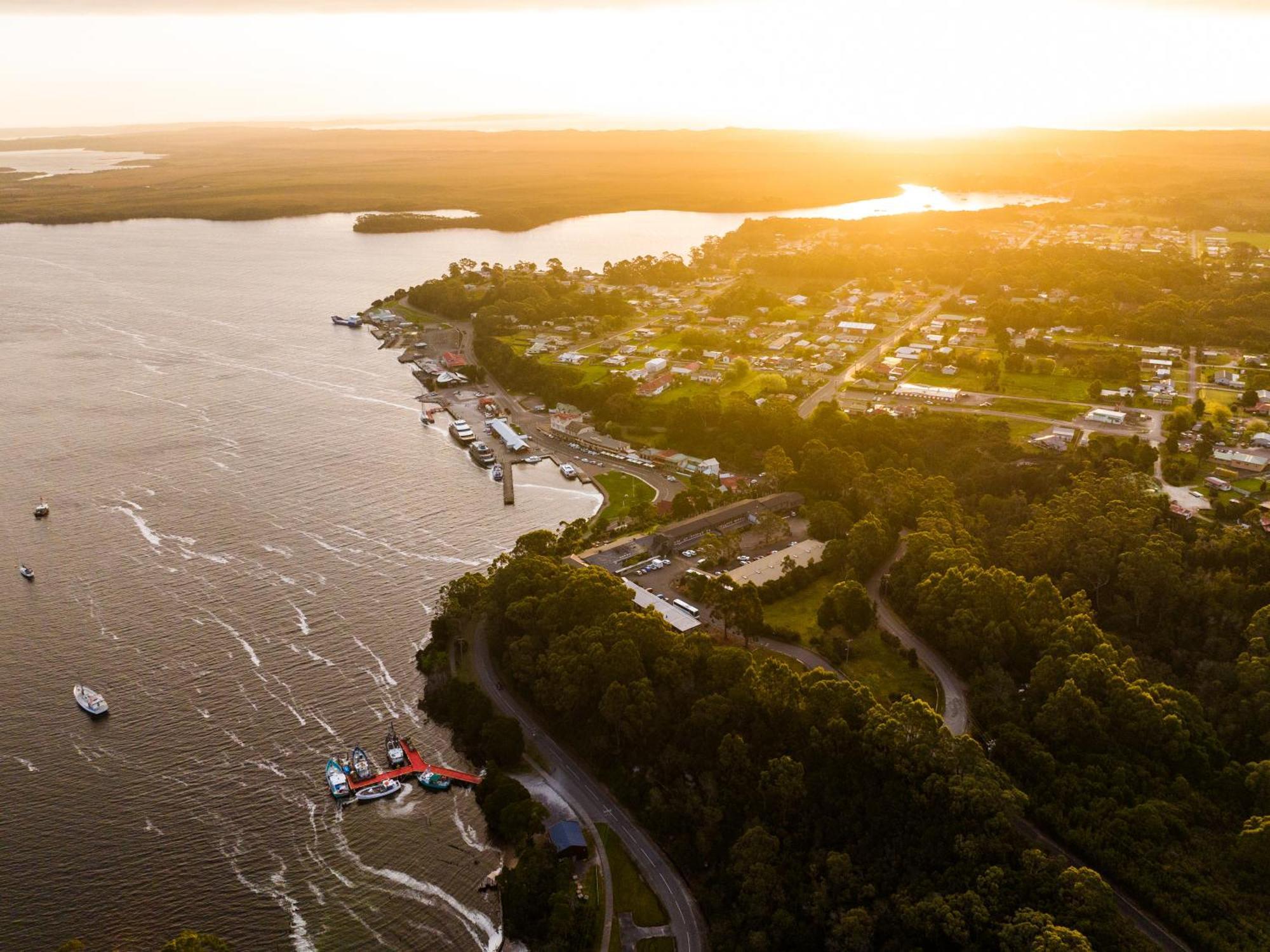 Strahan Village Exteriör bild