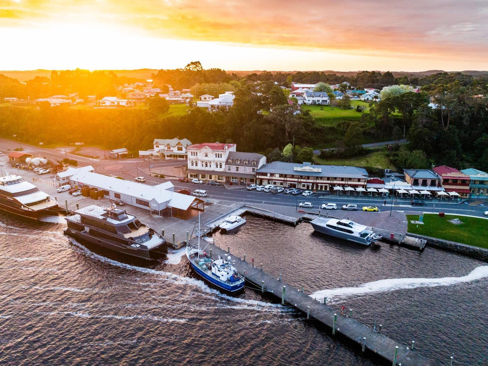Strahan Village Exteriör bild