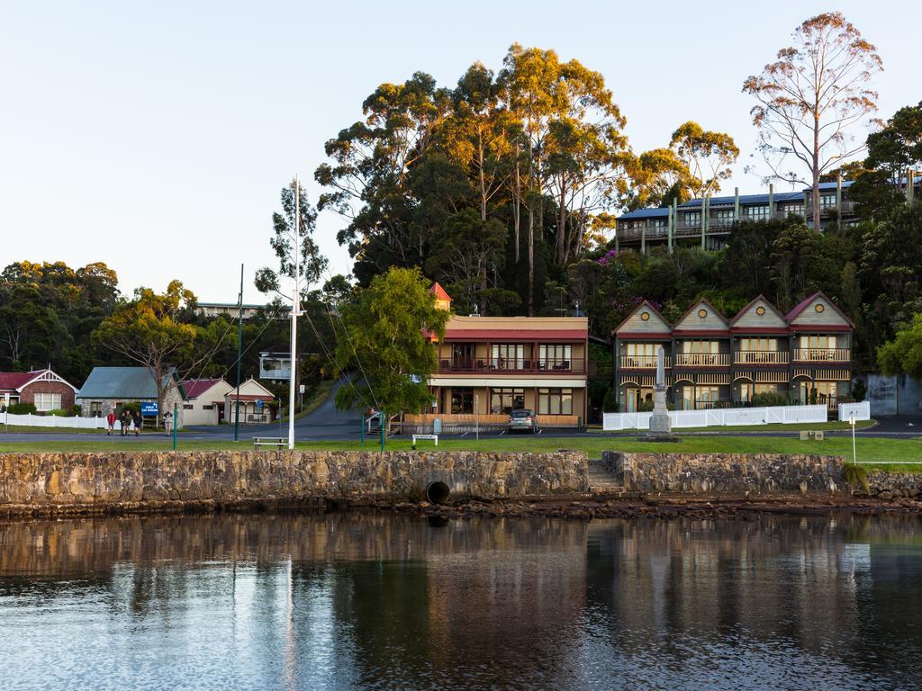 Strahan Village Exteriör bild
