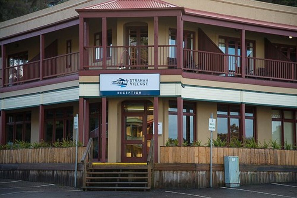 Strahan Village Exteriör bild